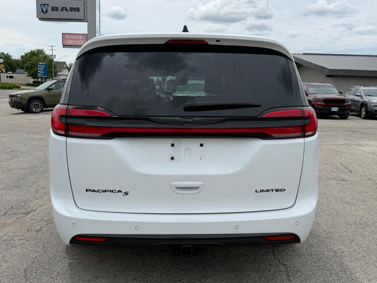 2024 Chrysler Pacifica Limited FWD Photo