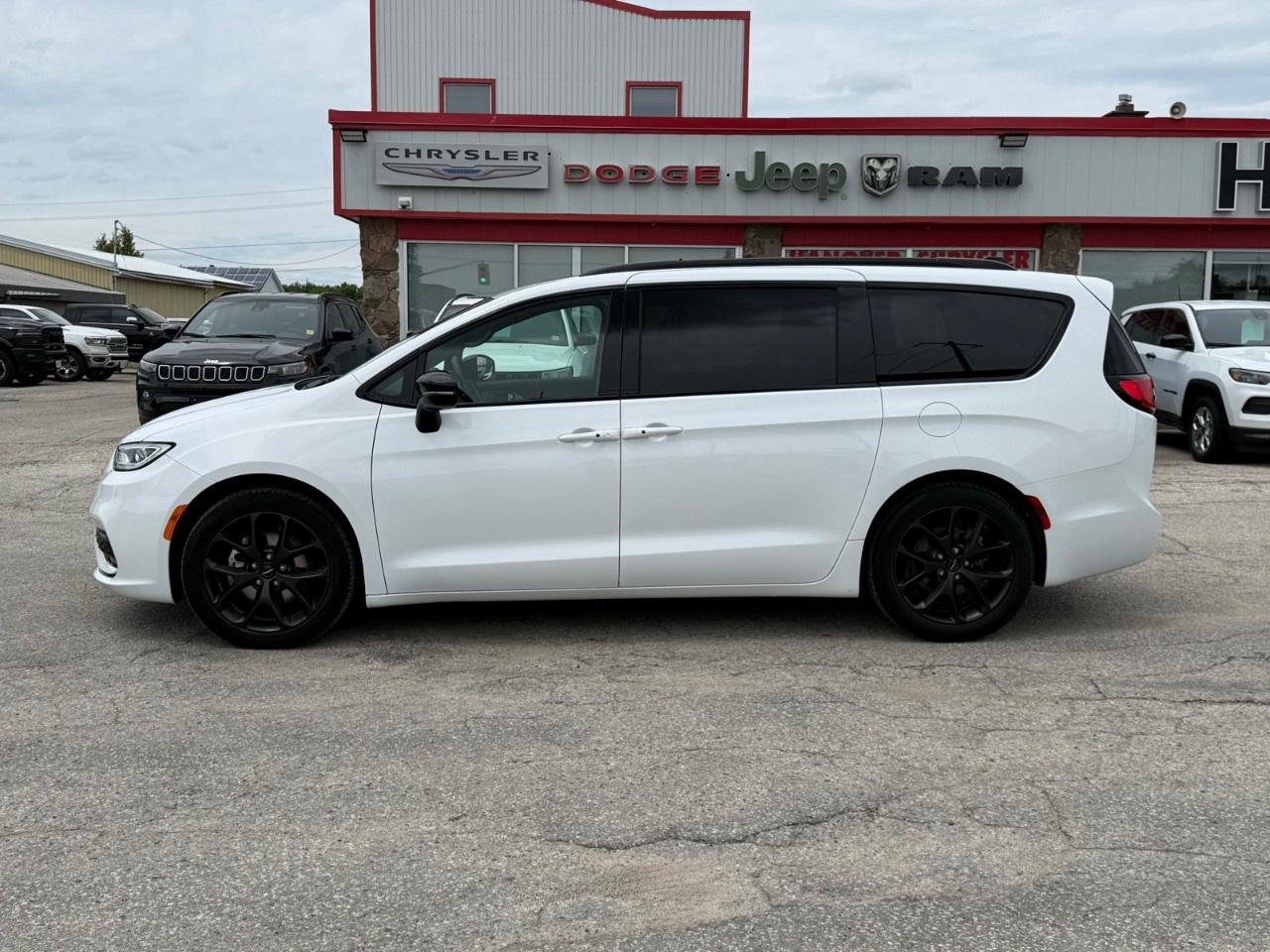 2024 Chrysler Pacifica Limited FWD Photo