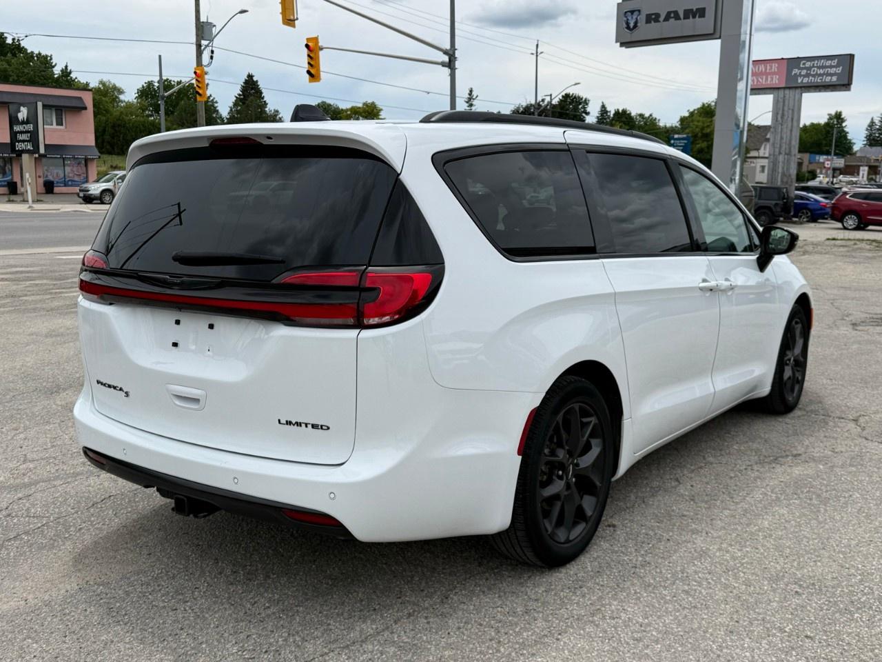 2024 Chrysler Pacifica Limited FWD Photo