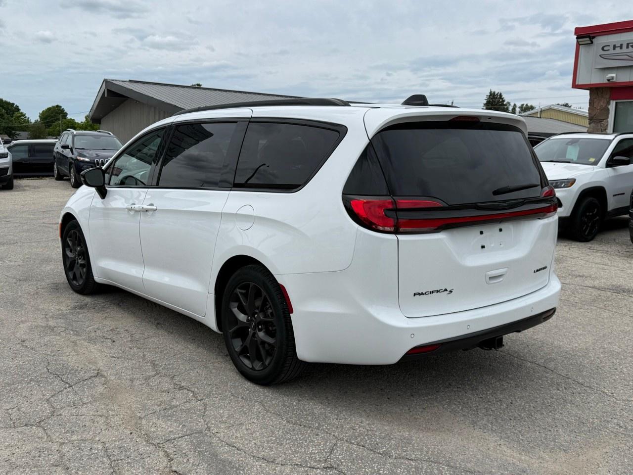 2024 Chrysler Pacifica Limited FWD Photo