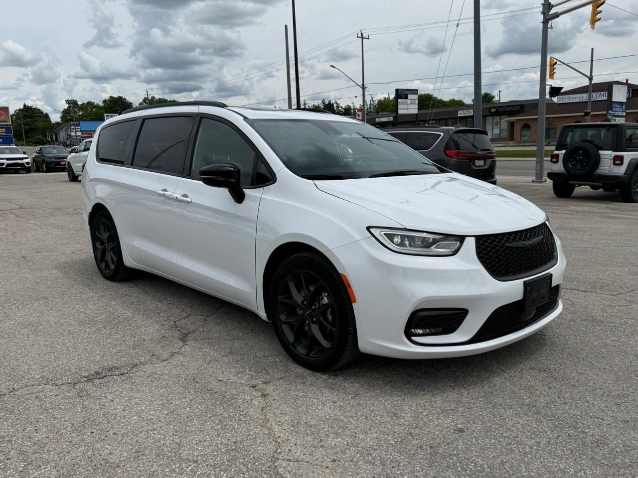 2024 Chrysler Pacifica Limited FWD Photo