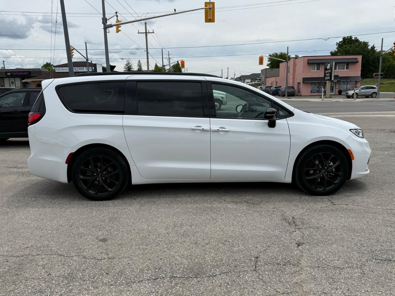2024 Chrysler Pacifica Limited FWD Photo
