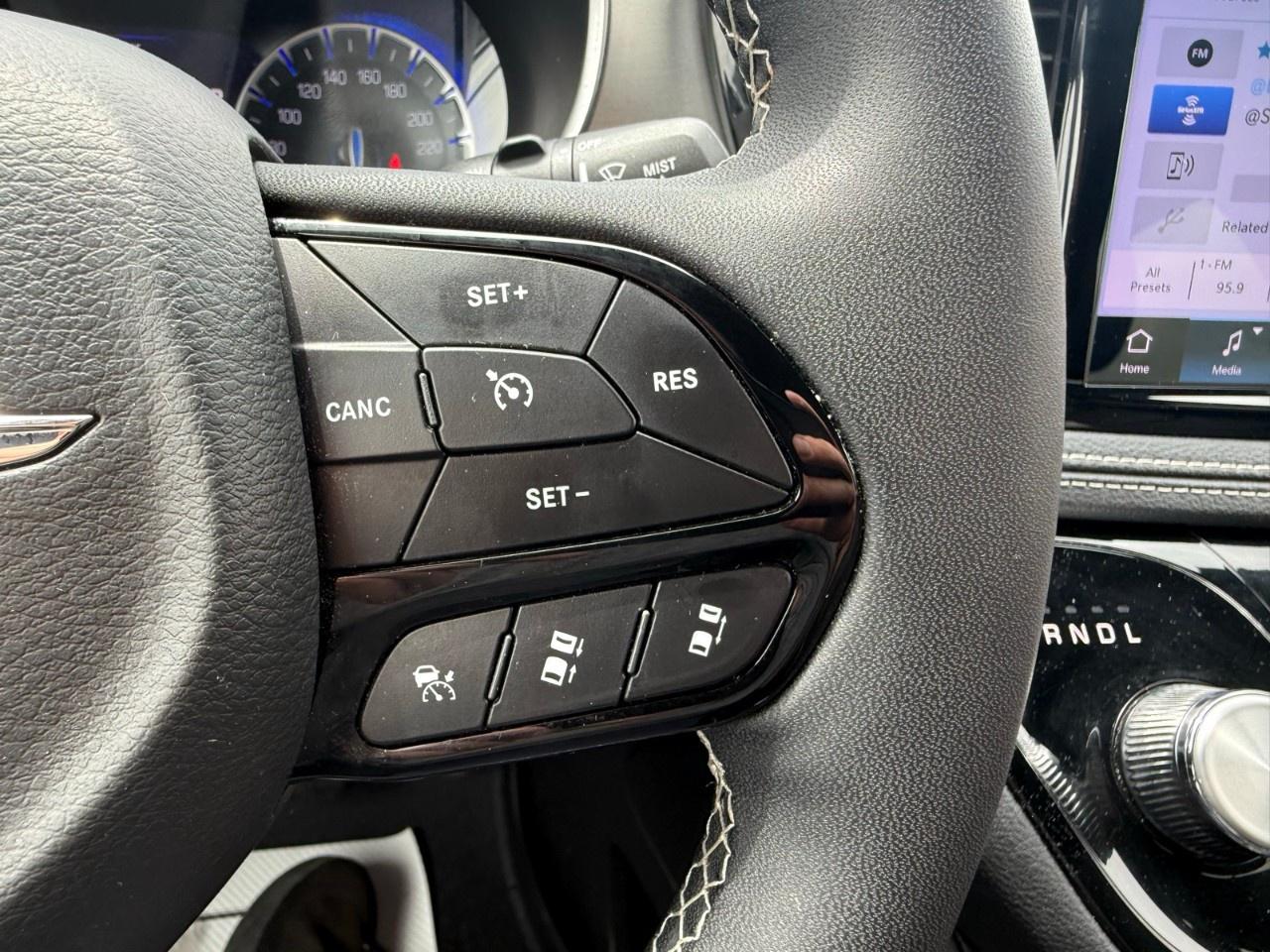 2024 Chrysler Pacifica Limited FWD Photo