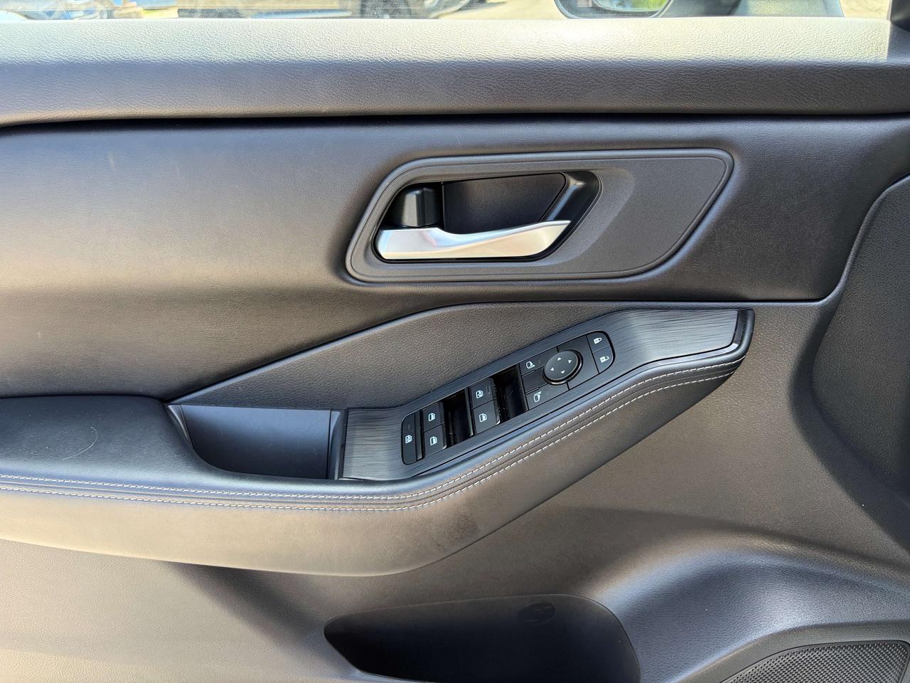 2024 Nissan Rogue SV MOONROOF Photo