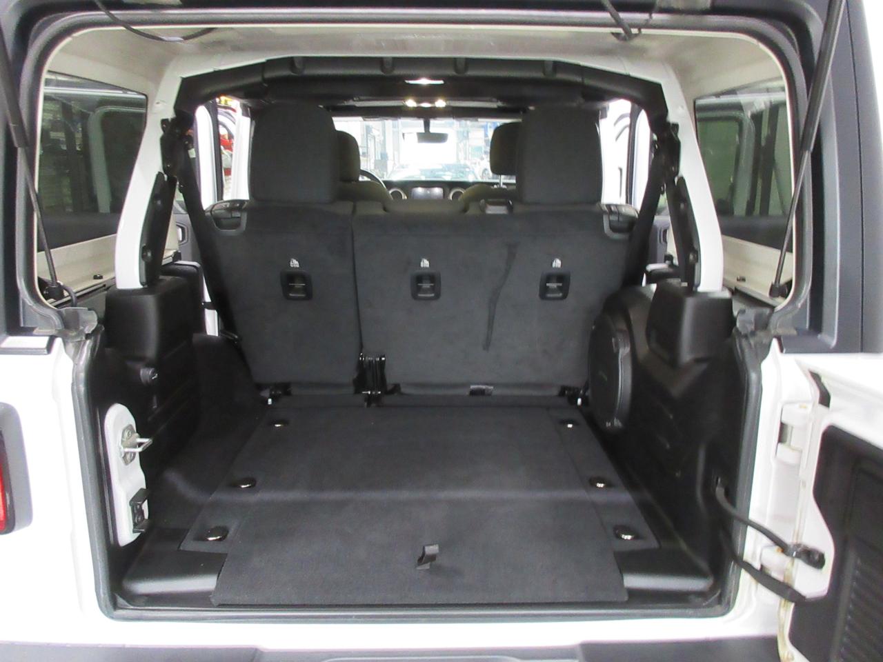 2021 Jeep WRANGLER UNLIMITED Sahara 4dr 4x4 Photo2
