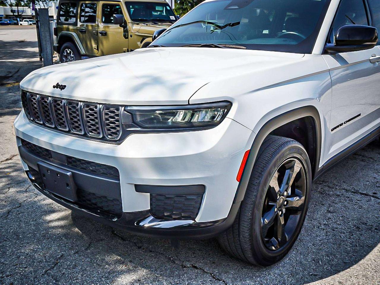 2022 Jeep Grand Cherokee  Photo4
