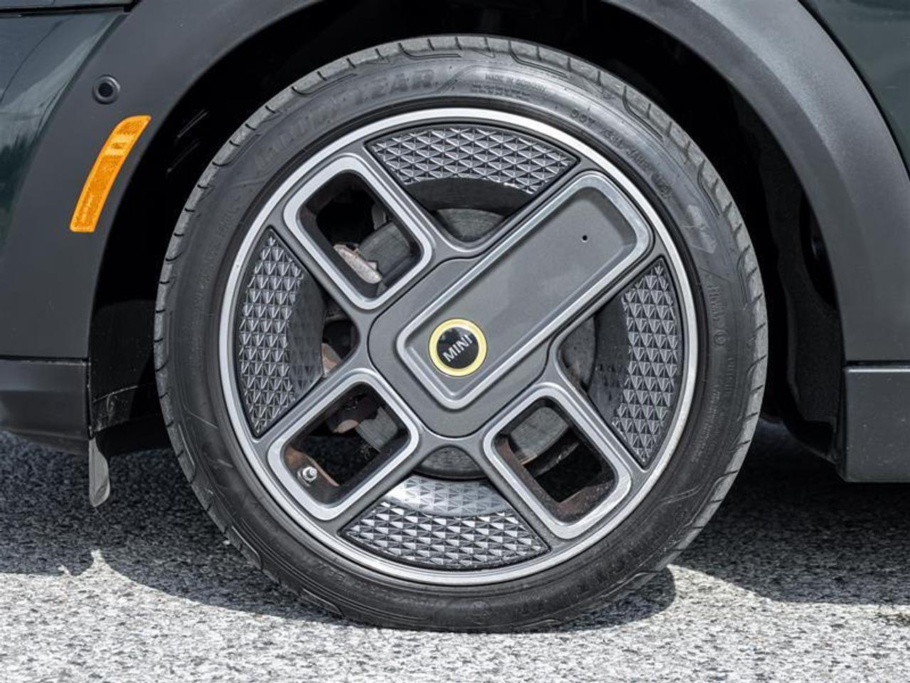 2024 MINI SE 3 Door Cooper Front-Wheel Drive Hatchback Photo4