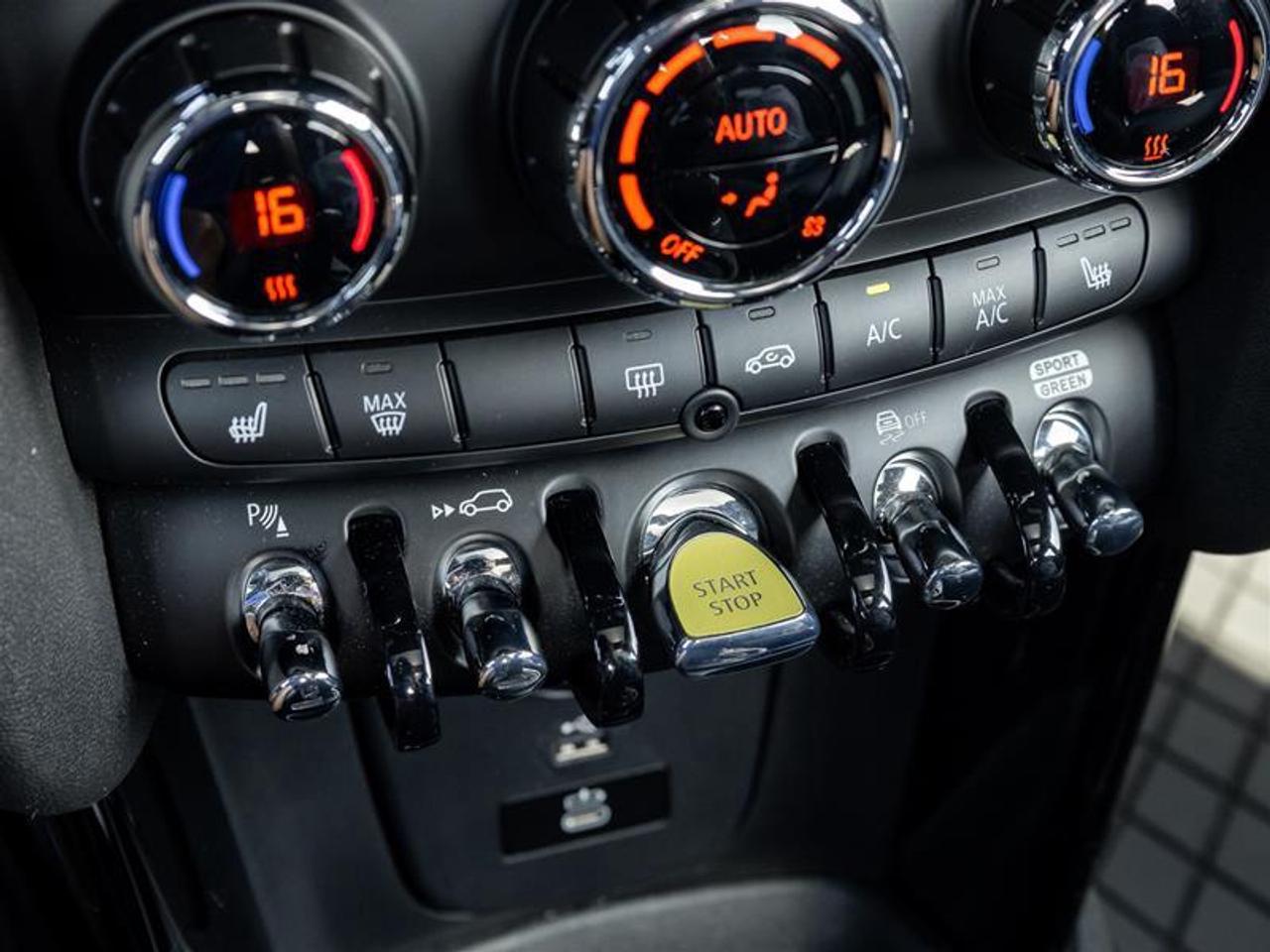 2024 MINI SE 3 Door Cooper Front-Wheel Drive Hatchback Photo