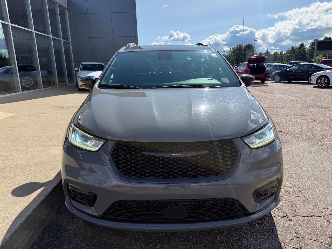 2025 Chrysler Pacifica Limited Front-Wheel Drive Passenger Van Photo