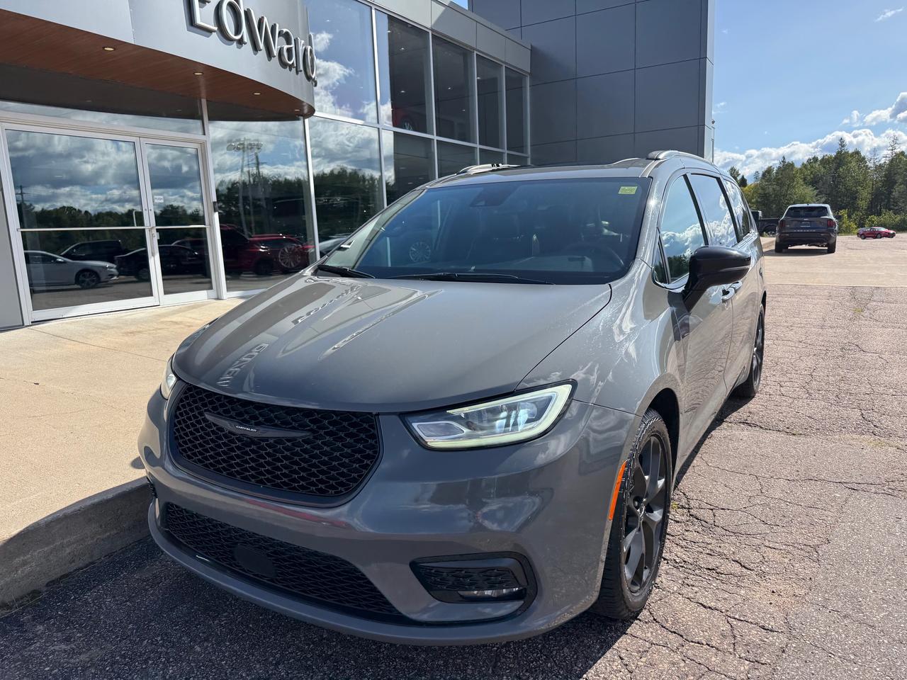 2025 Chrysler Pacifica Limited Front-Wheel Drive Passenger Van Photo