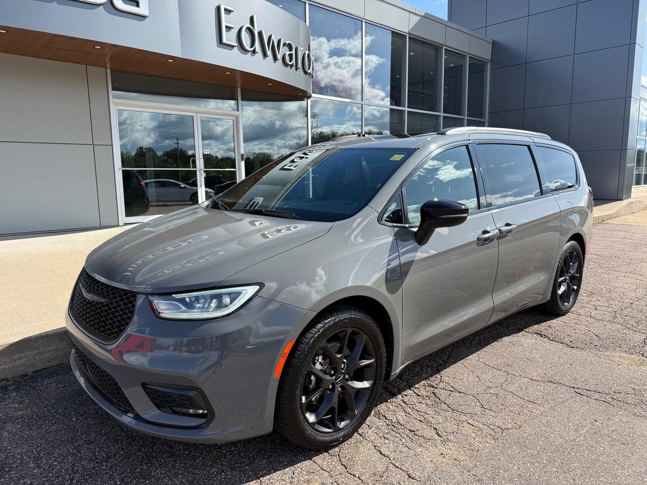 2025 Chrysler Pacifica Limited Front-Wheel Drive Passenger Van Photo