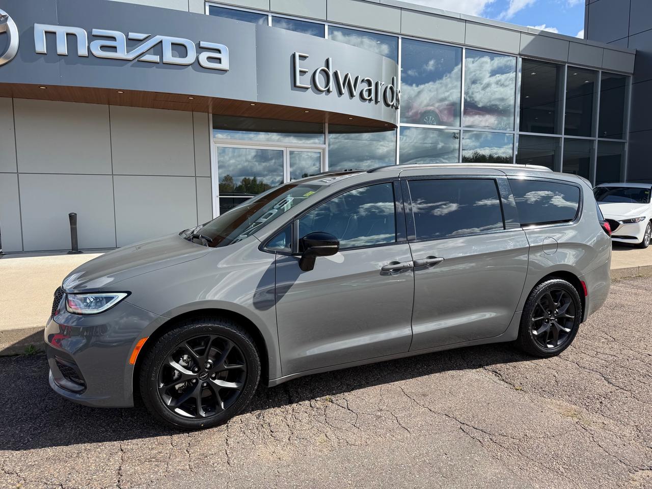 2025 Chrysler Pacifica Limited Front-Wheel Drive Passenger Van Photo