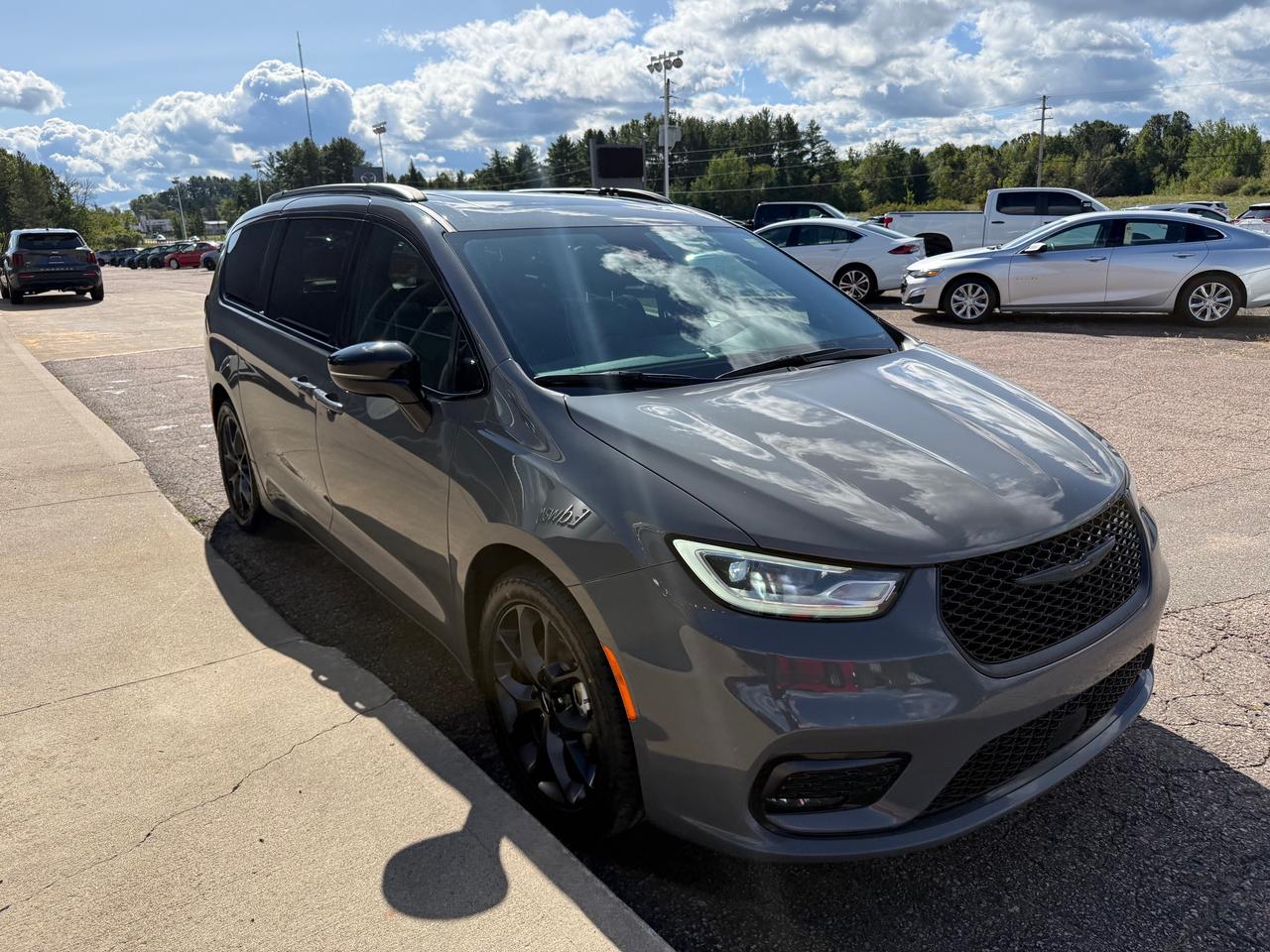 2025 Chrysler Pacifica Limited Front-Wheel Drive Passenger Van Photo