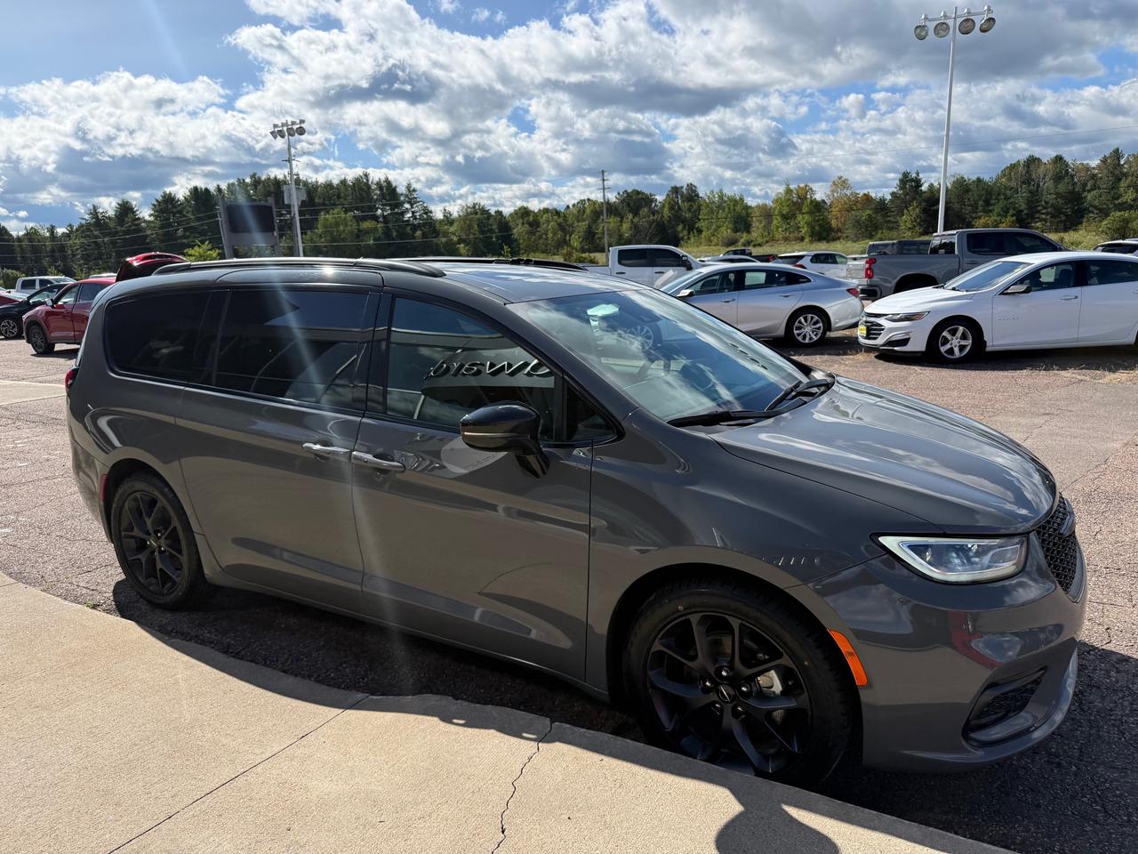 2025 Chrysler Pacifica Limited Front-Wheel Drive Passenger Van Photo