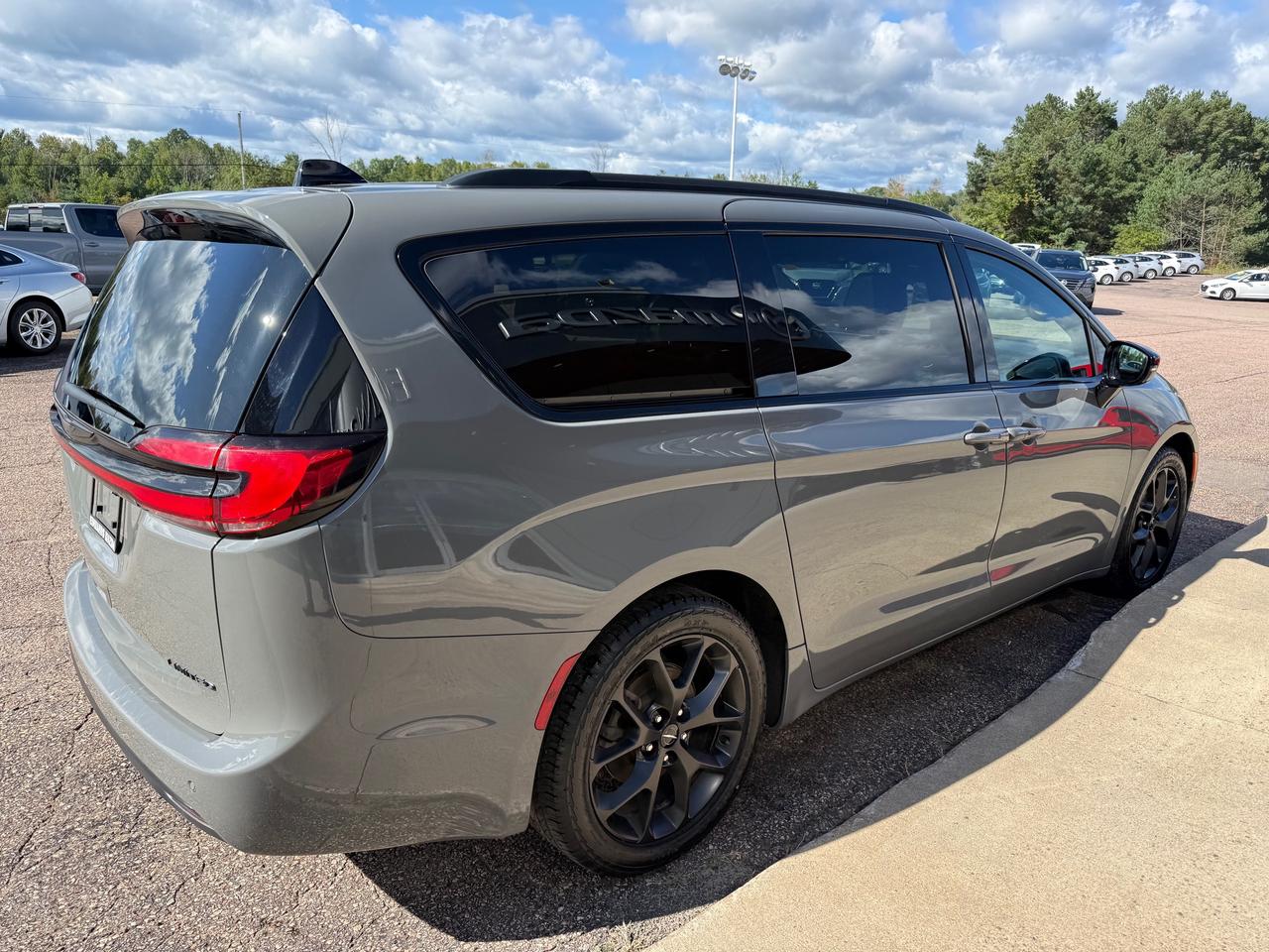 2025 Chrysler Pacifica Limited Front-Wheel Drive Passenger Van Photo
