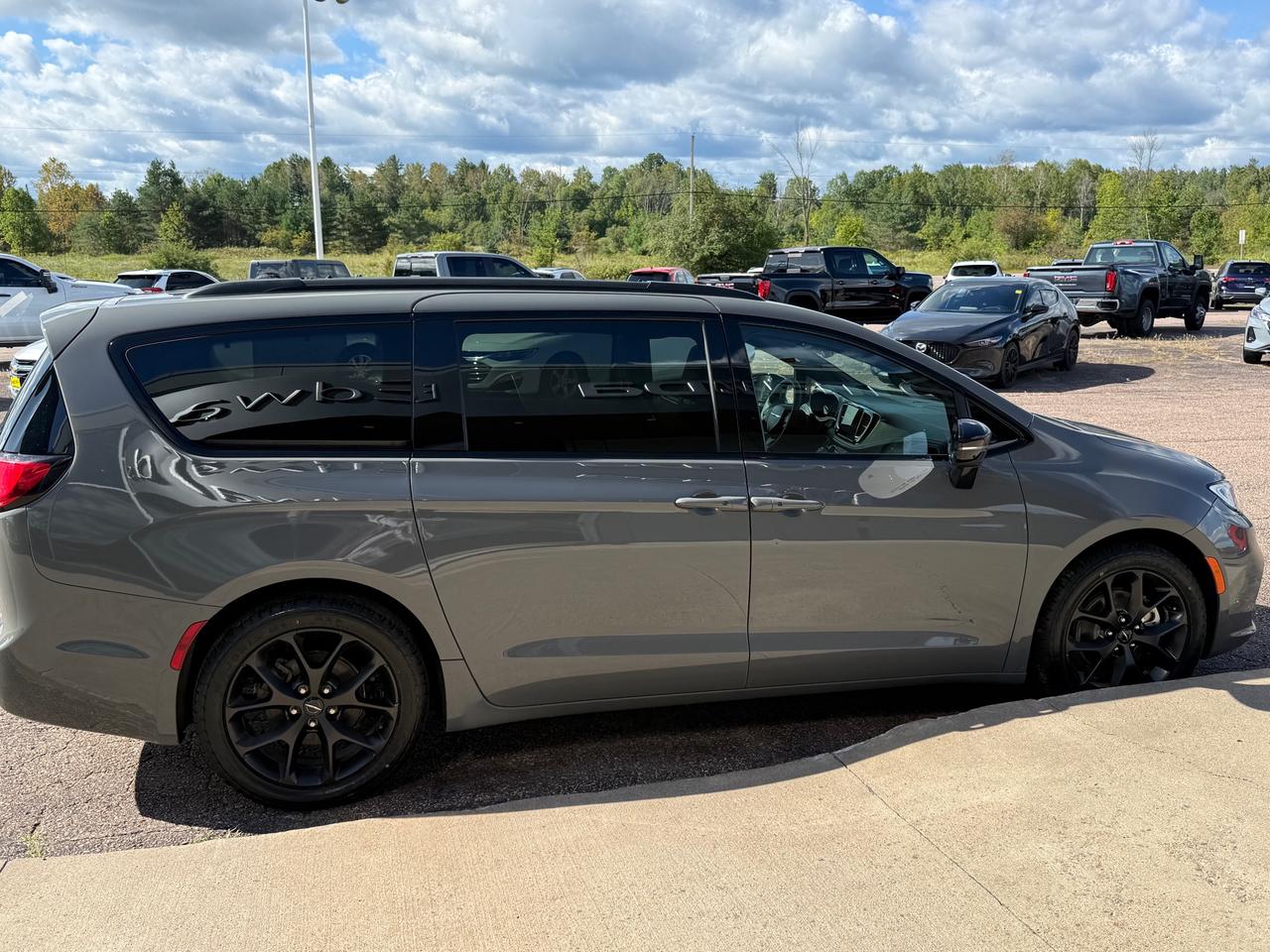 2025 Chrysler Pacifica Limited Front-Wheel Drive Passenger Van Photo