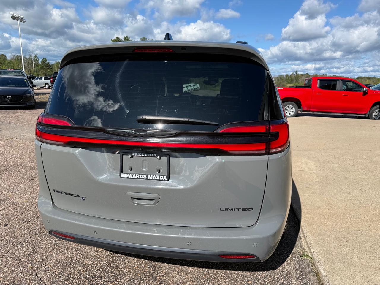 2025 Chrysler Pacifica Limited Front-Wheel Drive Passenger Van Photo