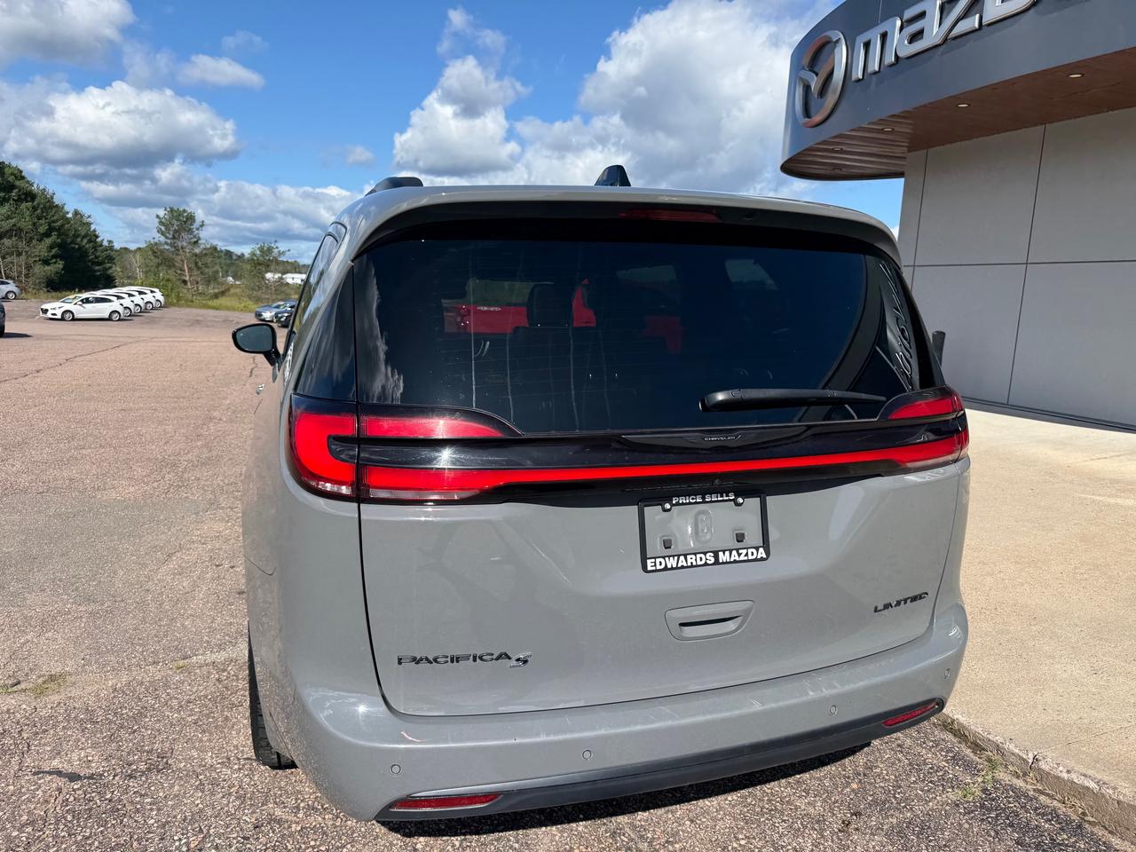 2025 Chrysler Pacifica Limited Front-Wheel Drive Passenger Van Photo