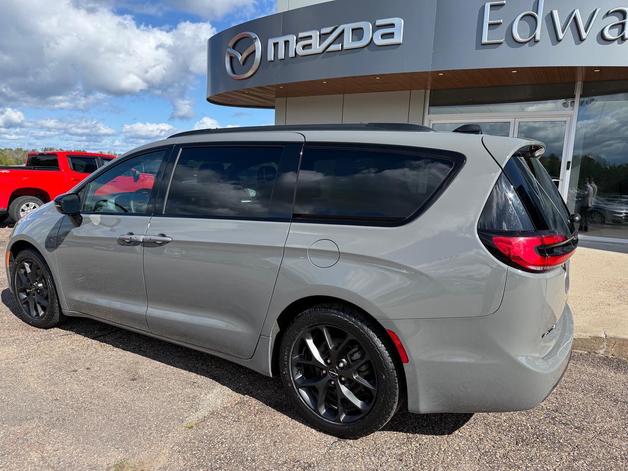 2025 Chrysler Pacifica Limited Front-Wheel Drive Passenger Van Photo
