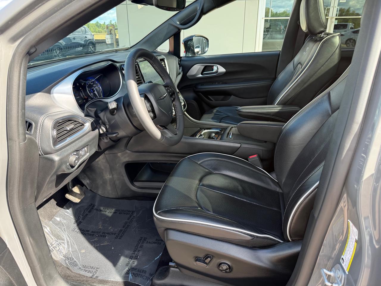 2025 Chrysler Pacifica Limited Front-Wheel Drive Passenger Van Photo
