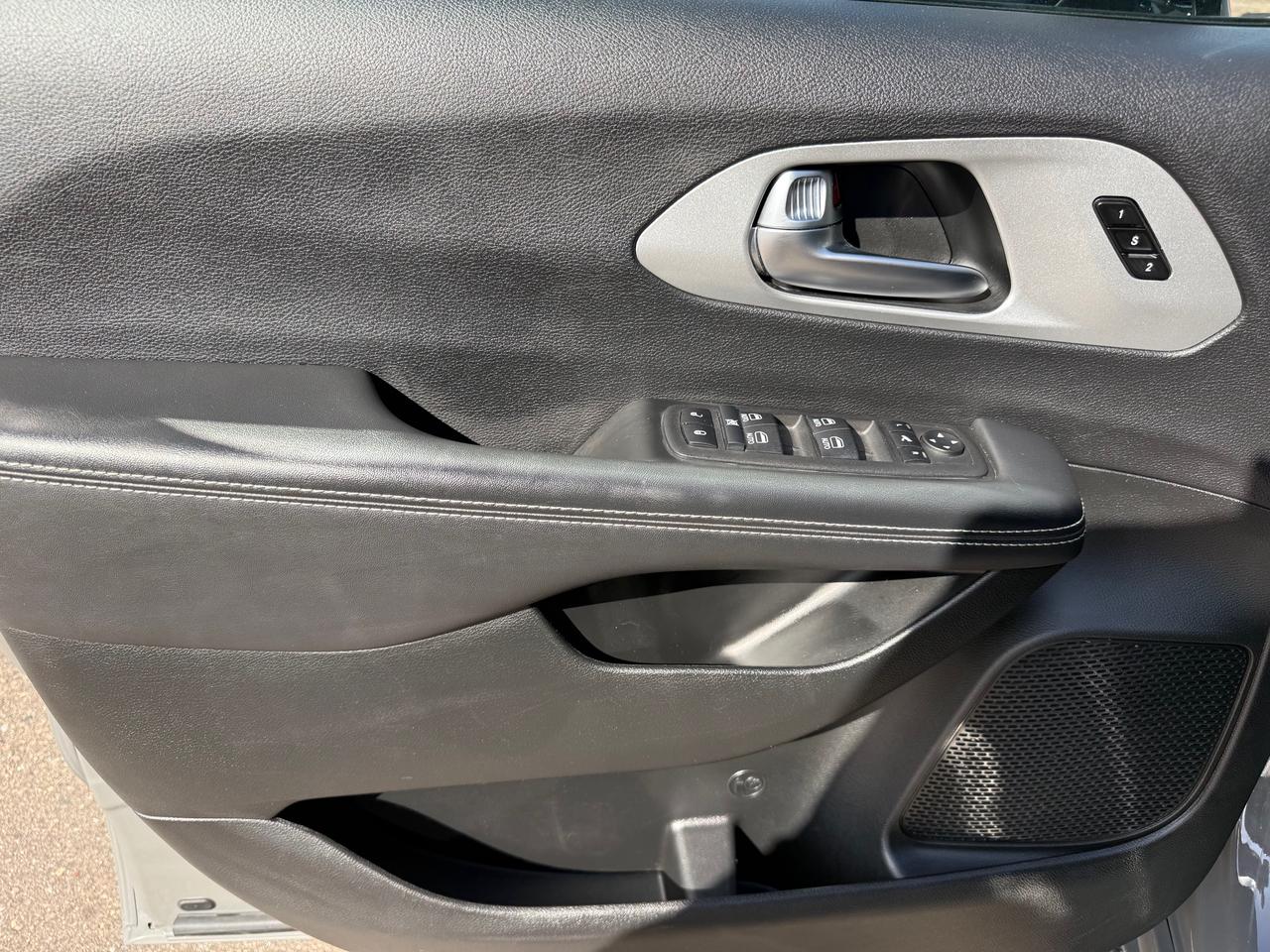 2025 Chrysler Pacifica Limited Front-Wheel Drive Passenger Van Photo