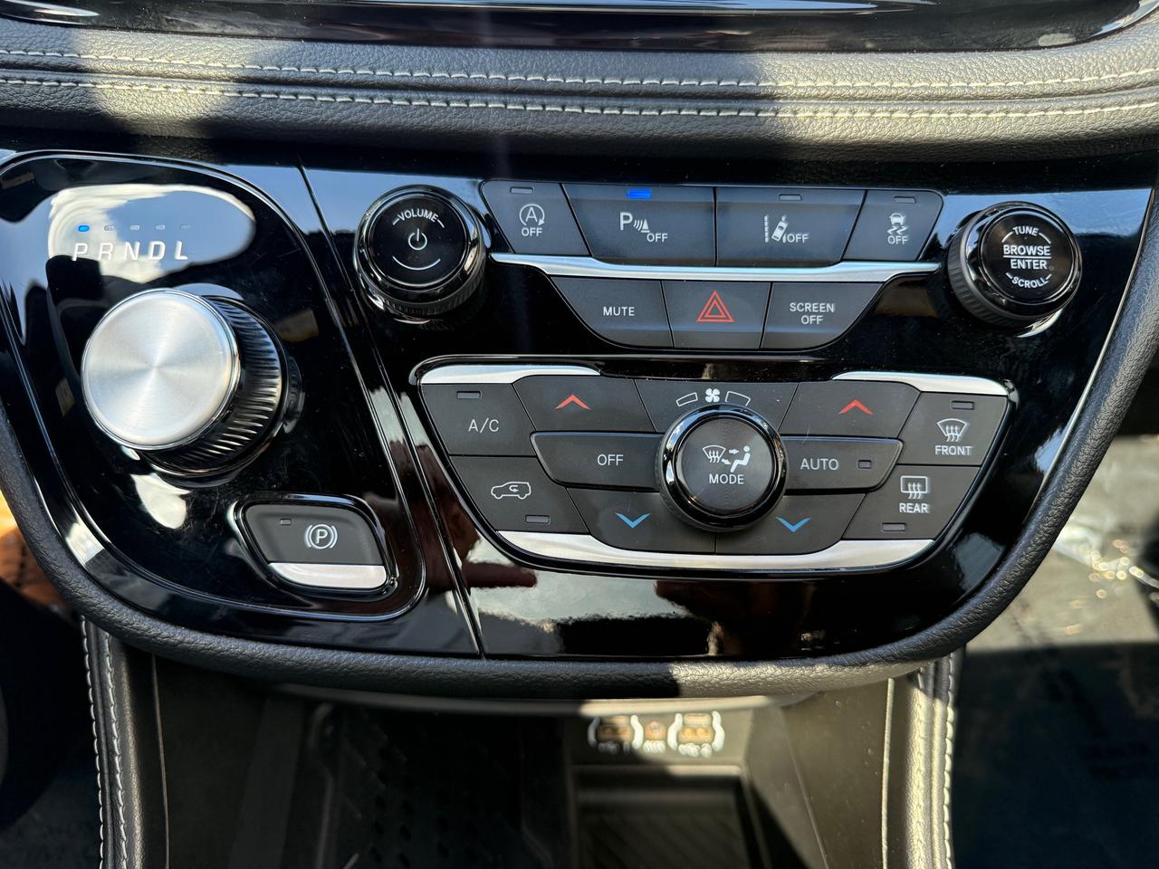 2025 Chrysler Pacifica Limited Front-Wheel Drive Passenger Van Photo