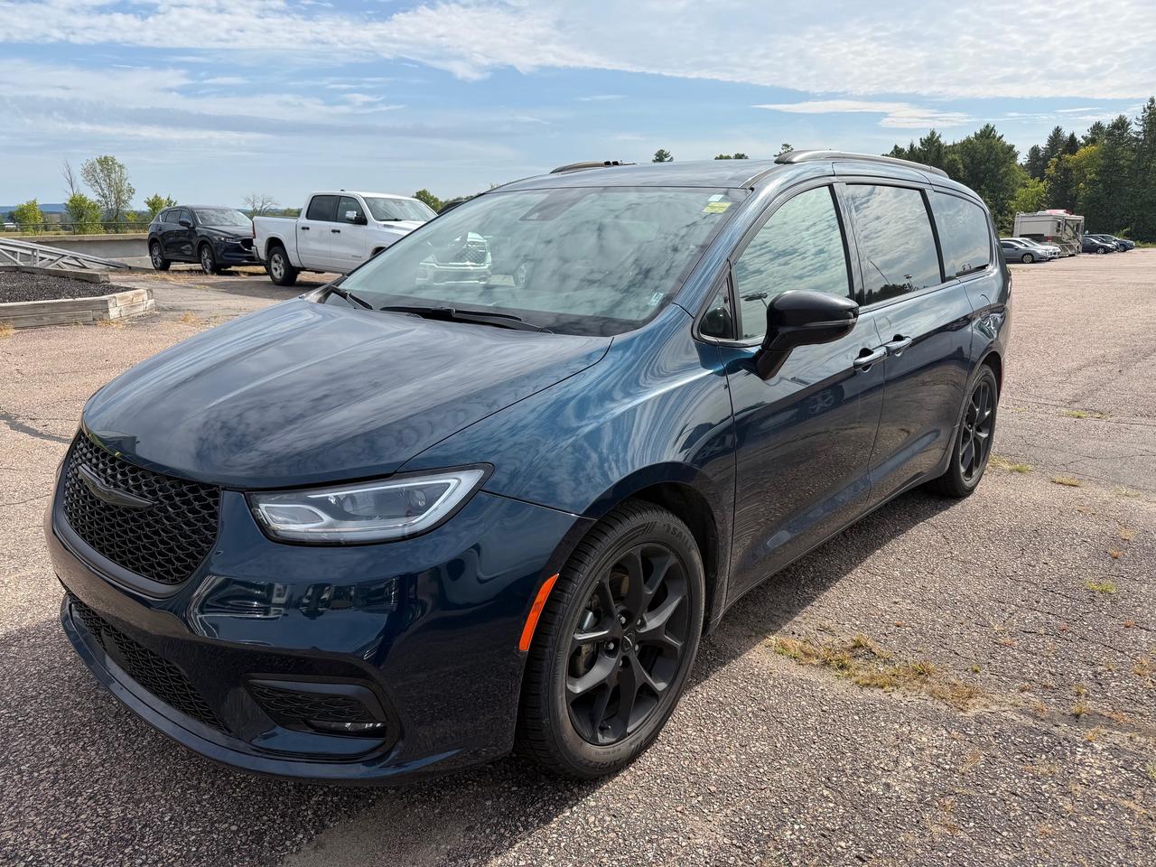 2025 Chrysler Pacifica Limited Front-Wheel Drive Passenger Van Photo