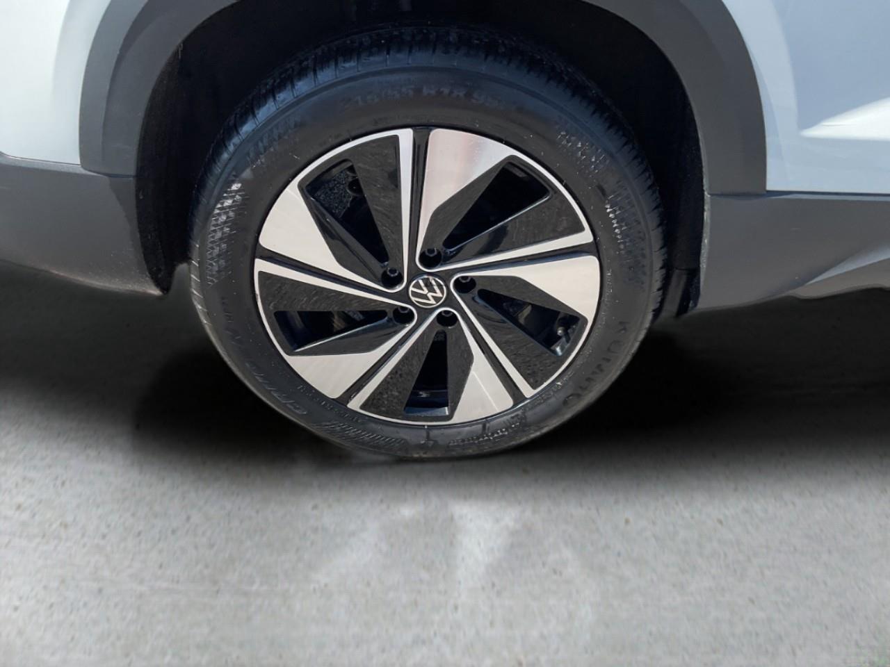 2024 Volkswagen Taos Comfortline 4dr All-Wheel Drive 4MOTION Photo