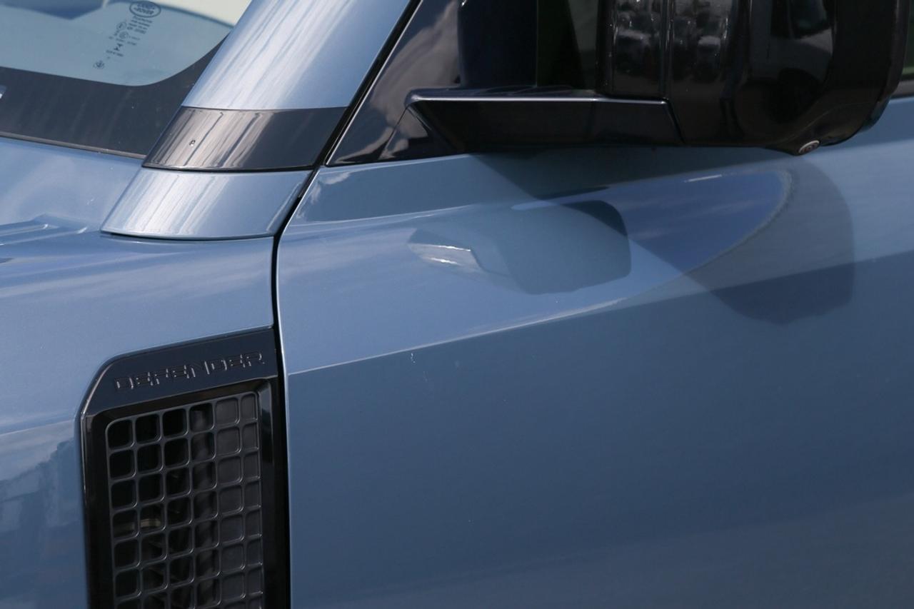 2022 Land Rover Defender SE Photo