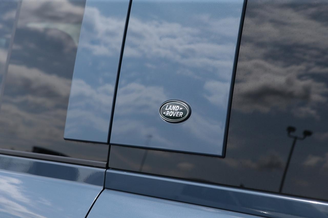 2022 Land Rover Defender SE Photo