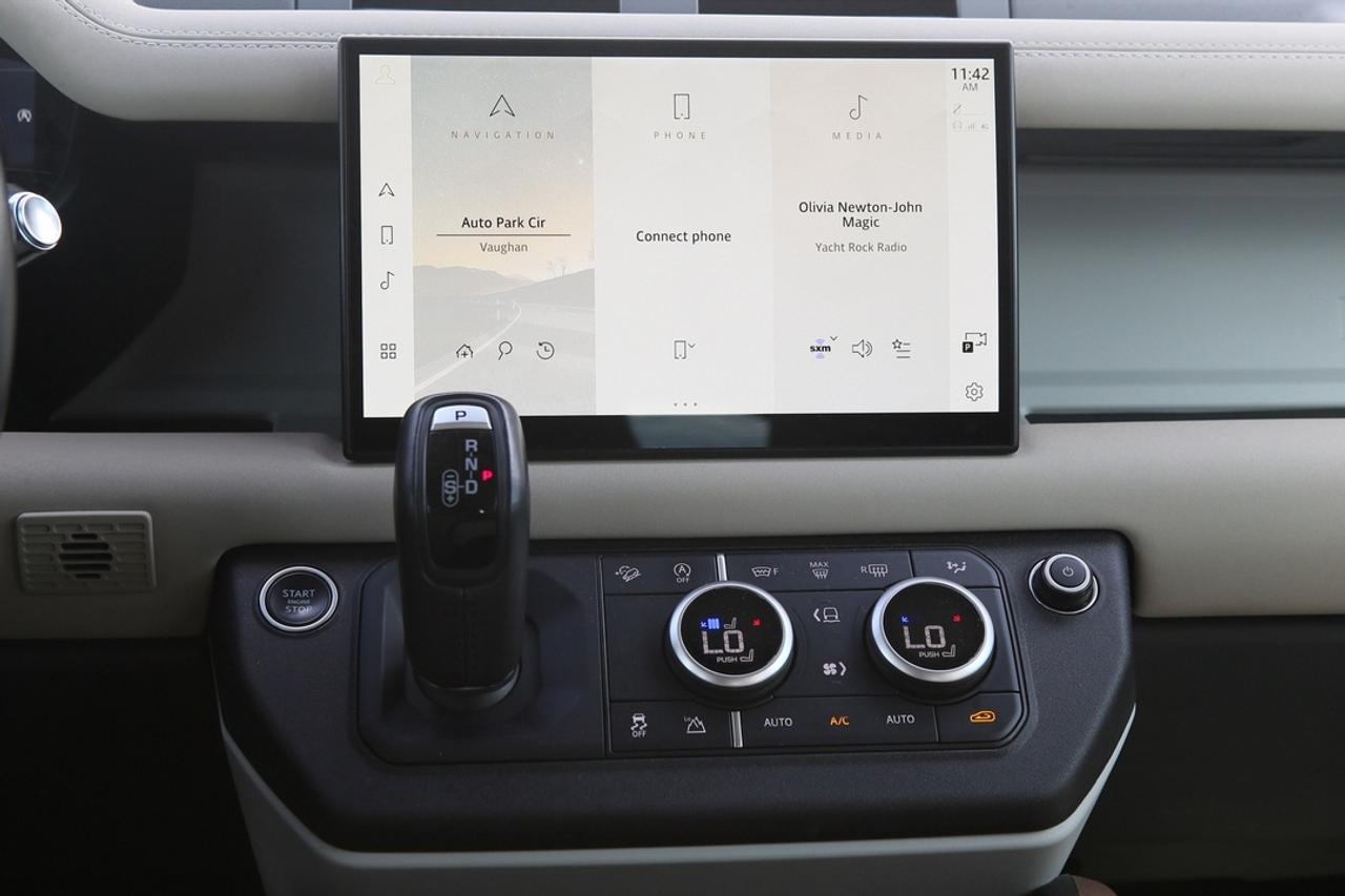2022 Land Rover Defender SE Photo