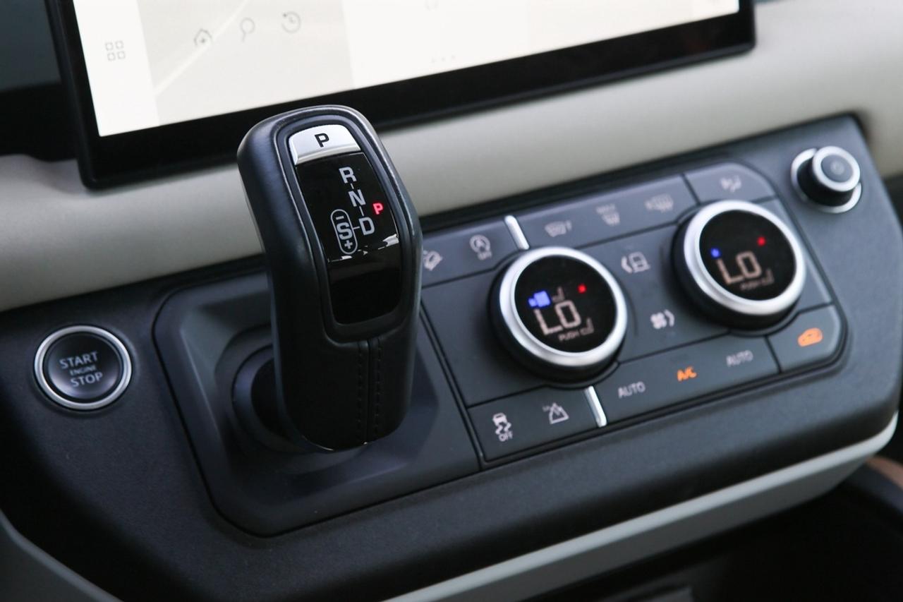 2022 Land Rover Defender SE Photo