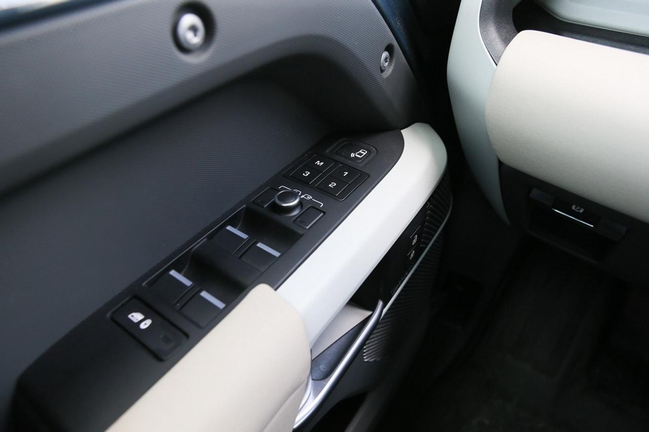 2022 Land Rover Defender SE Photo