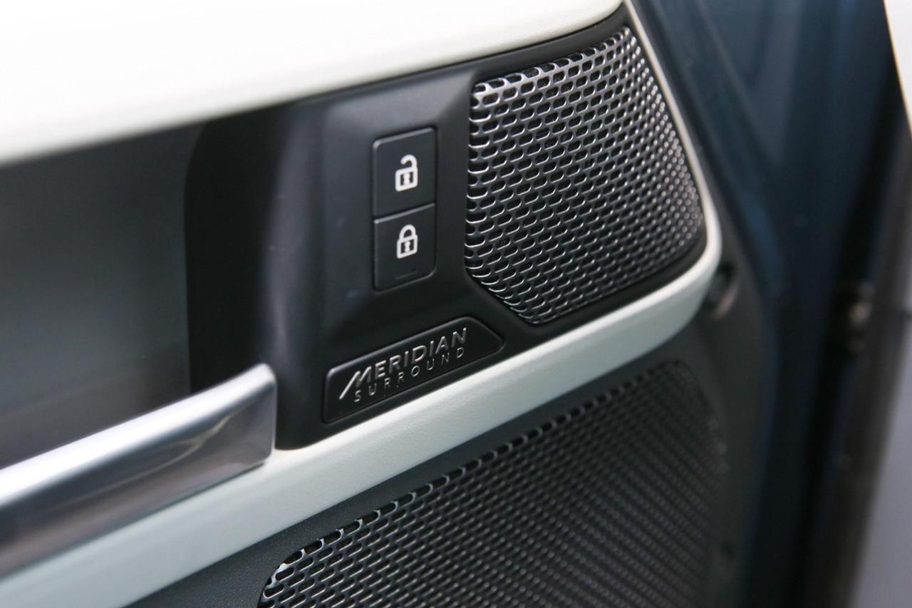 2022 Land Rover Defender SE Photo