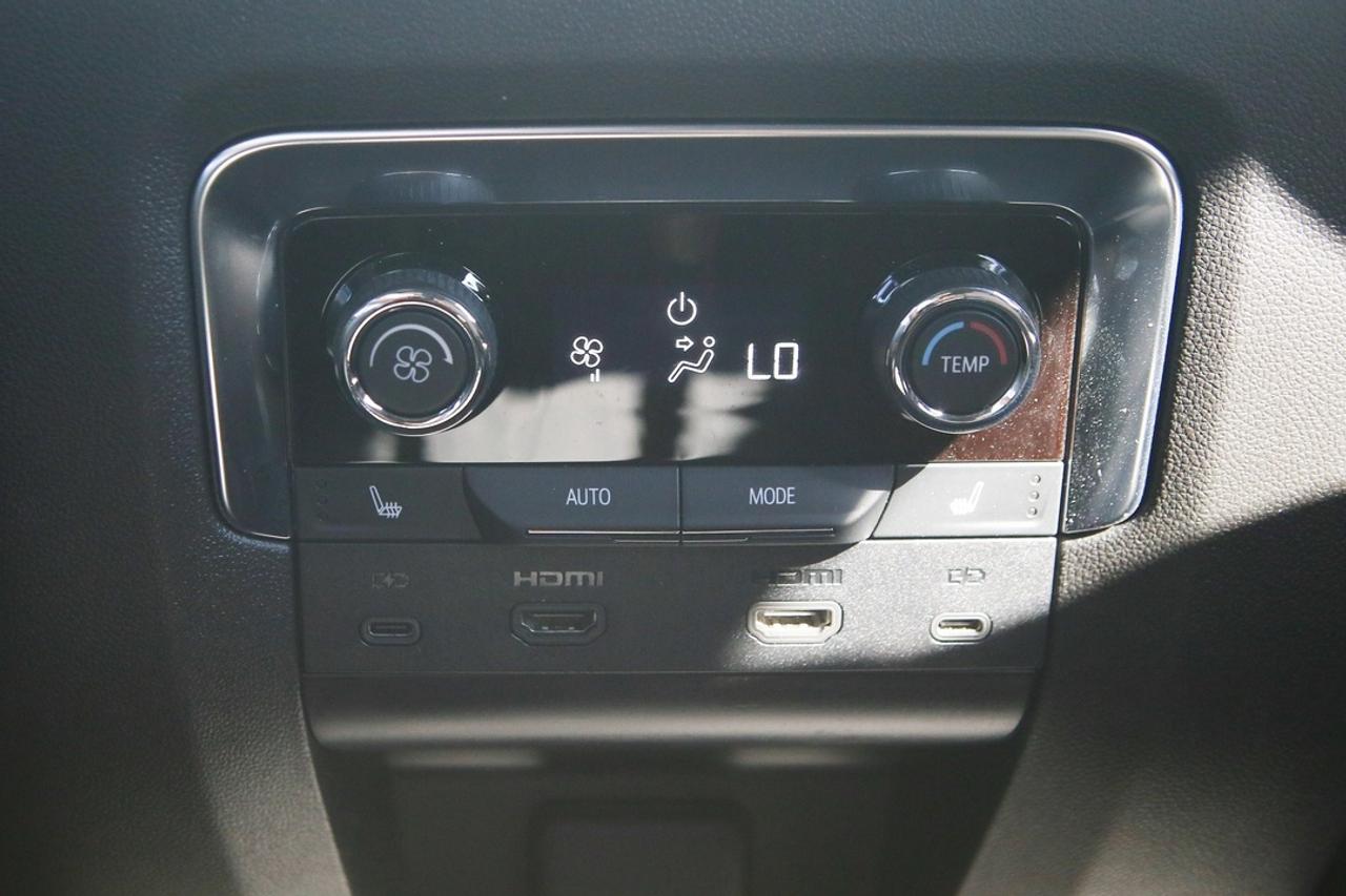 2026 Chevrolet Tahoe HIGH COUNTRY 420 HP 6.2L V8   HIGH COUNTRY DELUXE PACKAGE   MAGNETIC RIDE CONTROL   BOSE? PREMIUM AUDIO   ULTIMATE FAMILY Photo