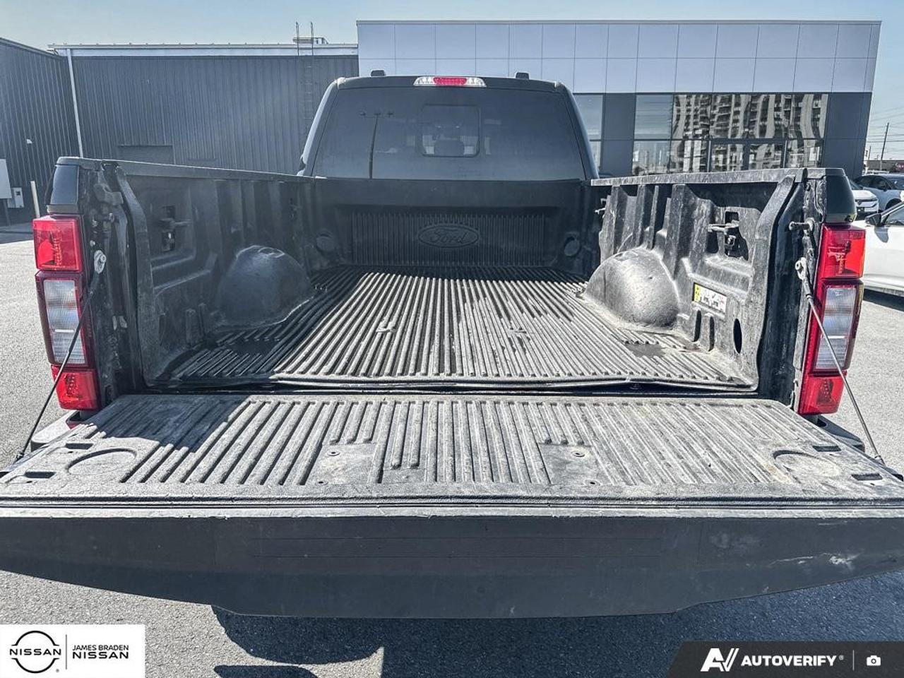 2022 Ford SUPER DUTY F-250 SRW LARIAT 4WD Crew Cab 8' Box Photo