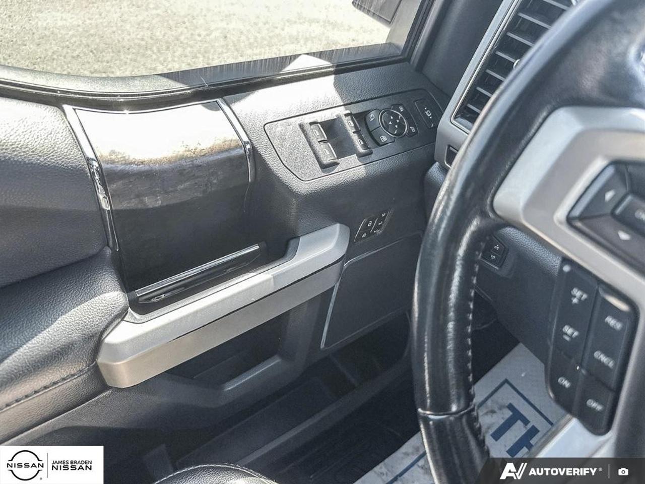 2022 Ford SUPER DUTY F-250 SRW LARIAT 4WD Crew Cab 8' Box Photo