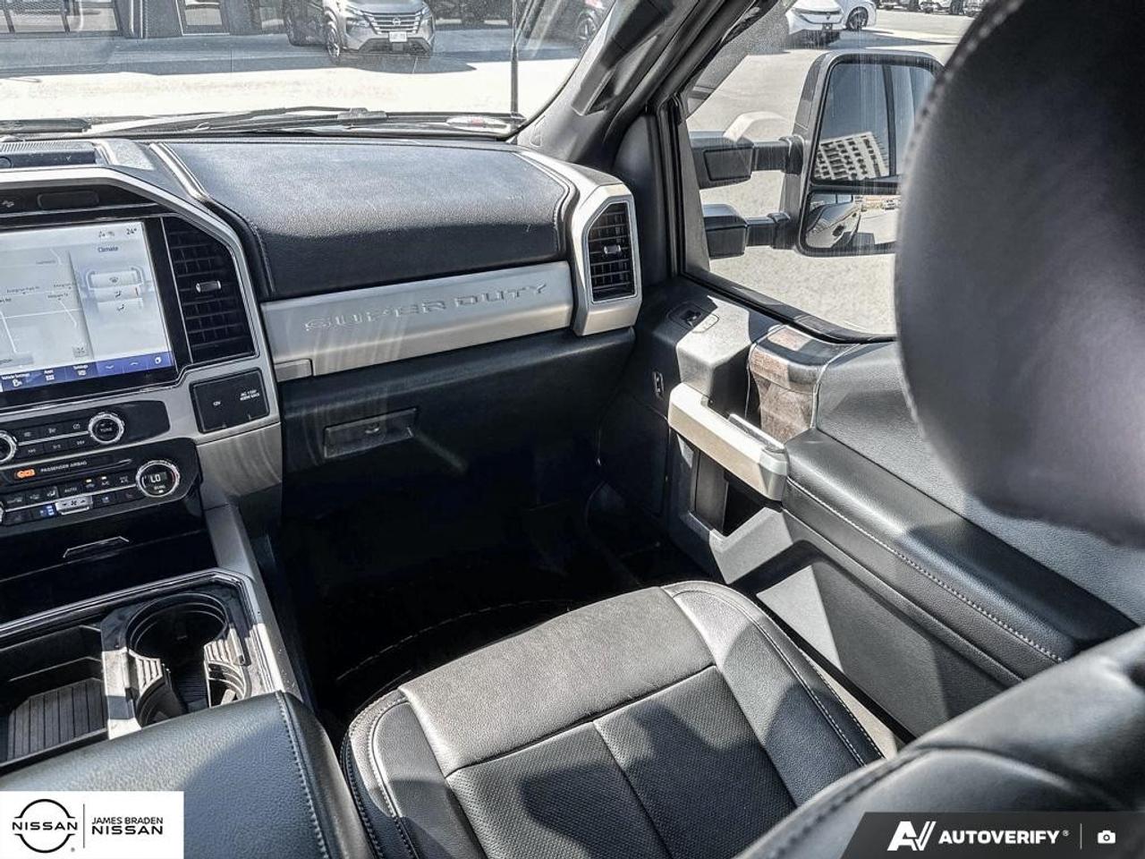 2022 Ford SUPER DUTY F-250 SRW LARIAT 4WD Crew Cab 8' Box Photo