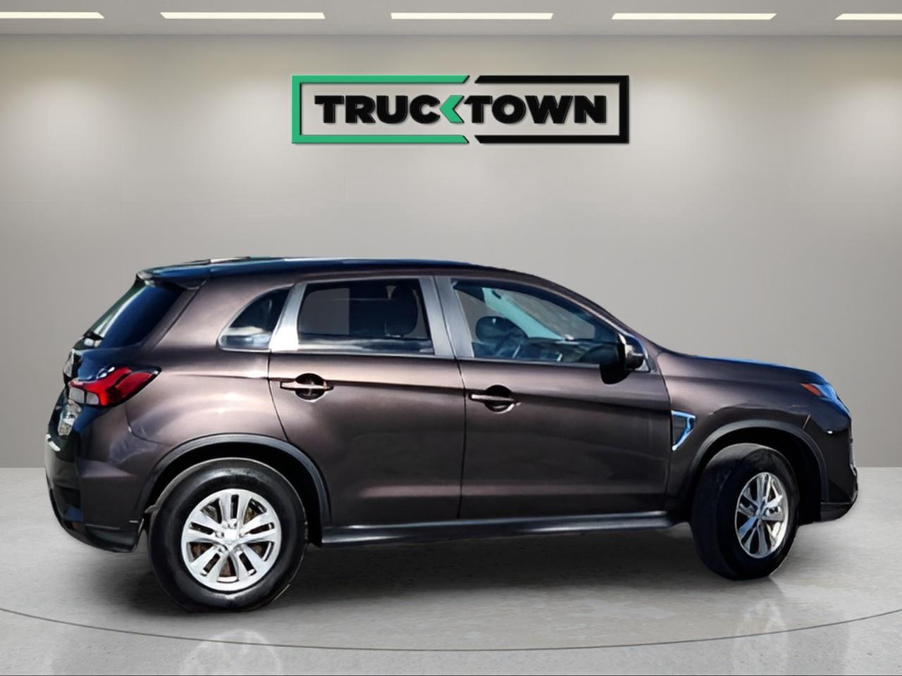 2023 Mitsubishi RVR SE 4dr AWC Photo3