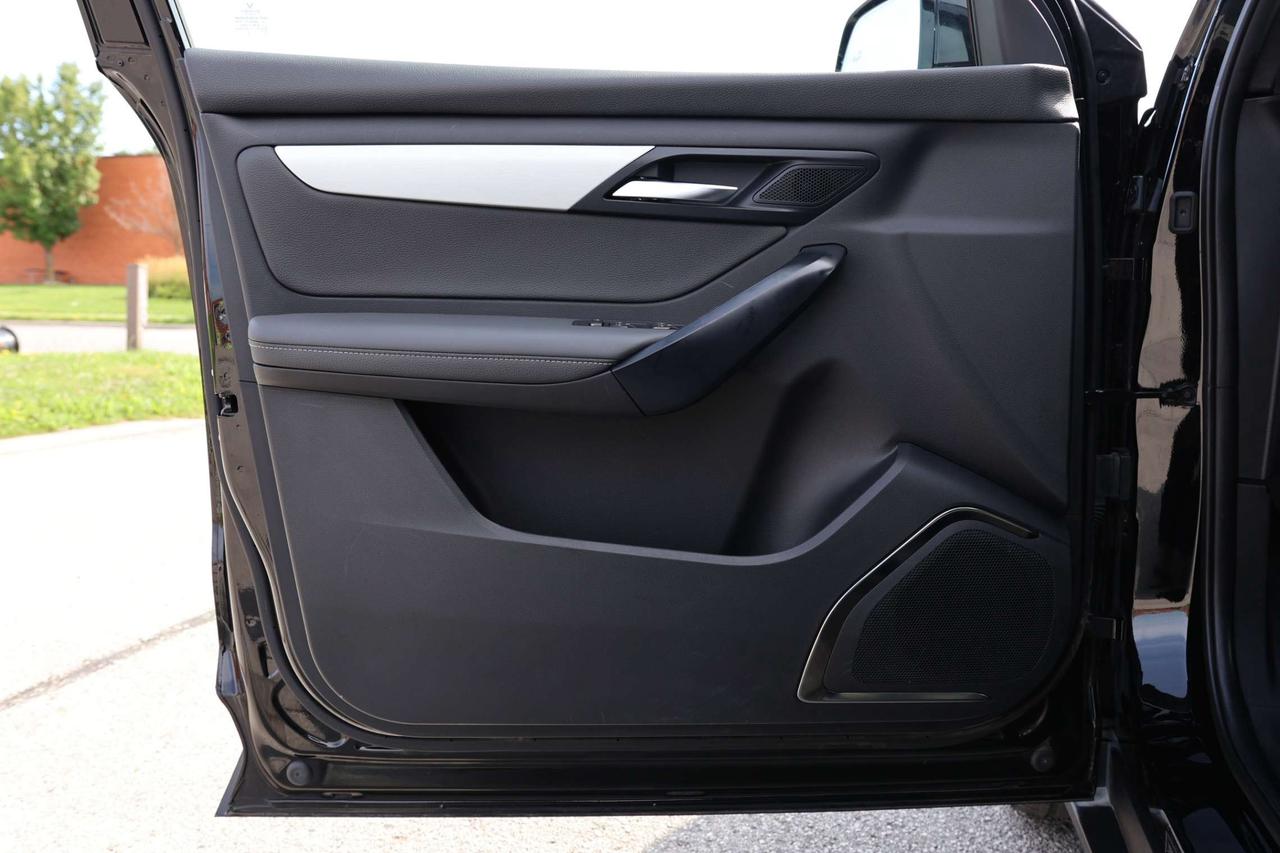 2025 VinFast VF 8 PLUS-AWD/360CAM/NAV/ADAPT CRUISE/HUD/BLIS/LKA/FCW/LEATHER/H&C SEATS/KEYLESS/CARPLAY/PANO ROOF Photo