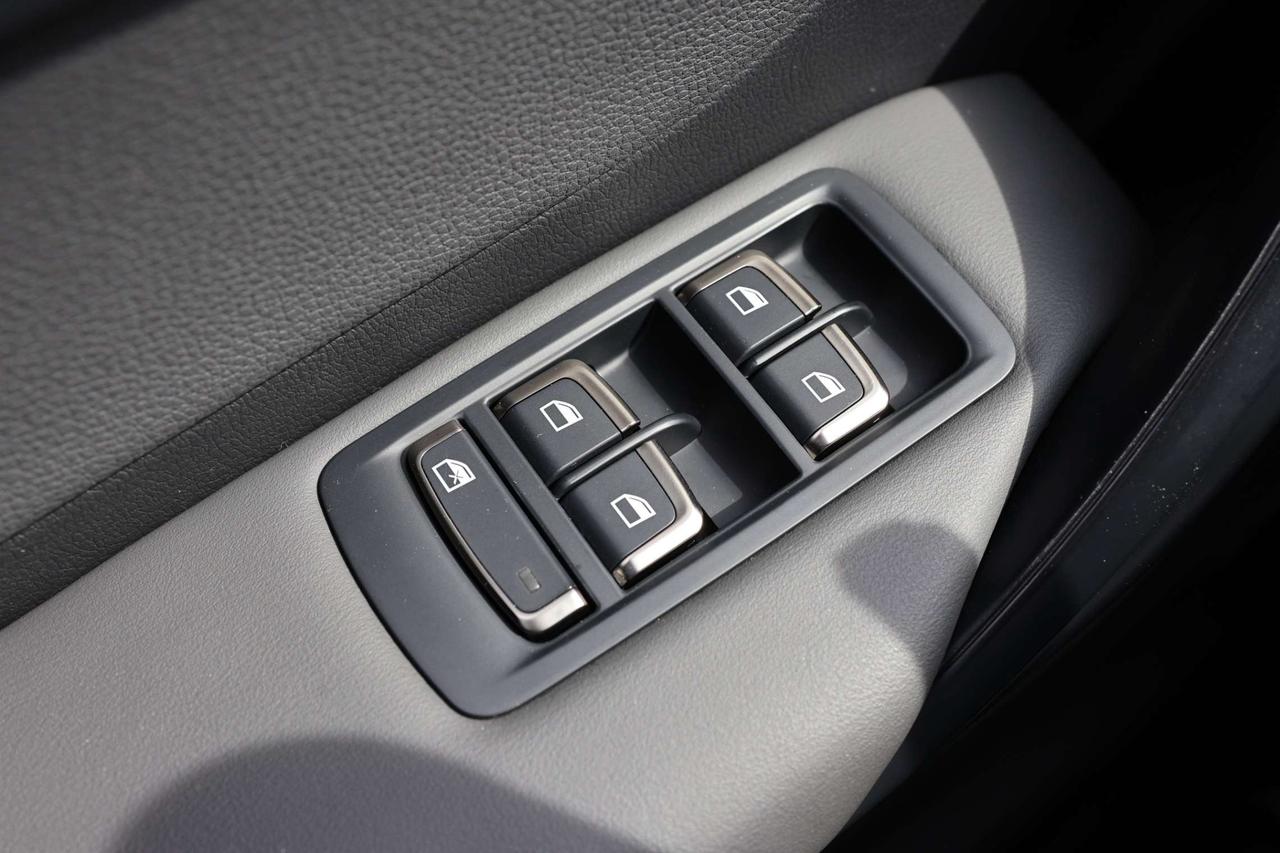 2025 VinFast VF 8 PLUS-AWD/360CAM/NAV/ADAPT CRUISE/HUD/BLIS/LKA/FCW/LEATHER/H&C SEATS/KEYLESS/CARPLAY/PANO ROOF Photo