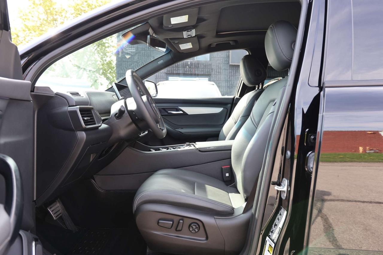 2025 VinFast VF 8 PLUS-AWD/360CAM/NAV/ADAPT CRUISE/HUD/BLIS/LKA/FCW/LEATHER/H&C SEATS/KEYLESS/CARPLAY/PANO ROOF Photo