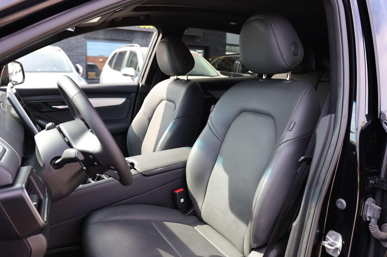 2025 VinFast VF 8 PLUS-AWD/360CAM/NAV/ADAPT CRUISE/HUD/BLIS/LKA/FCW/LEATHER/H&C SEATS/KEYLESS/CARPLAY/PANO ROOF Photo