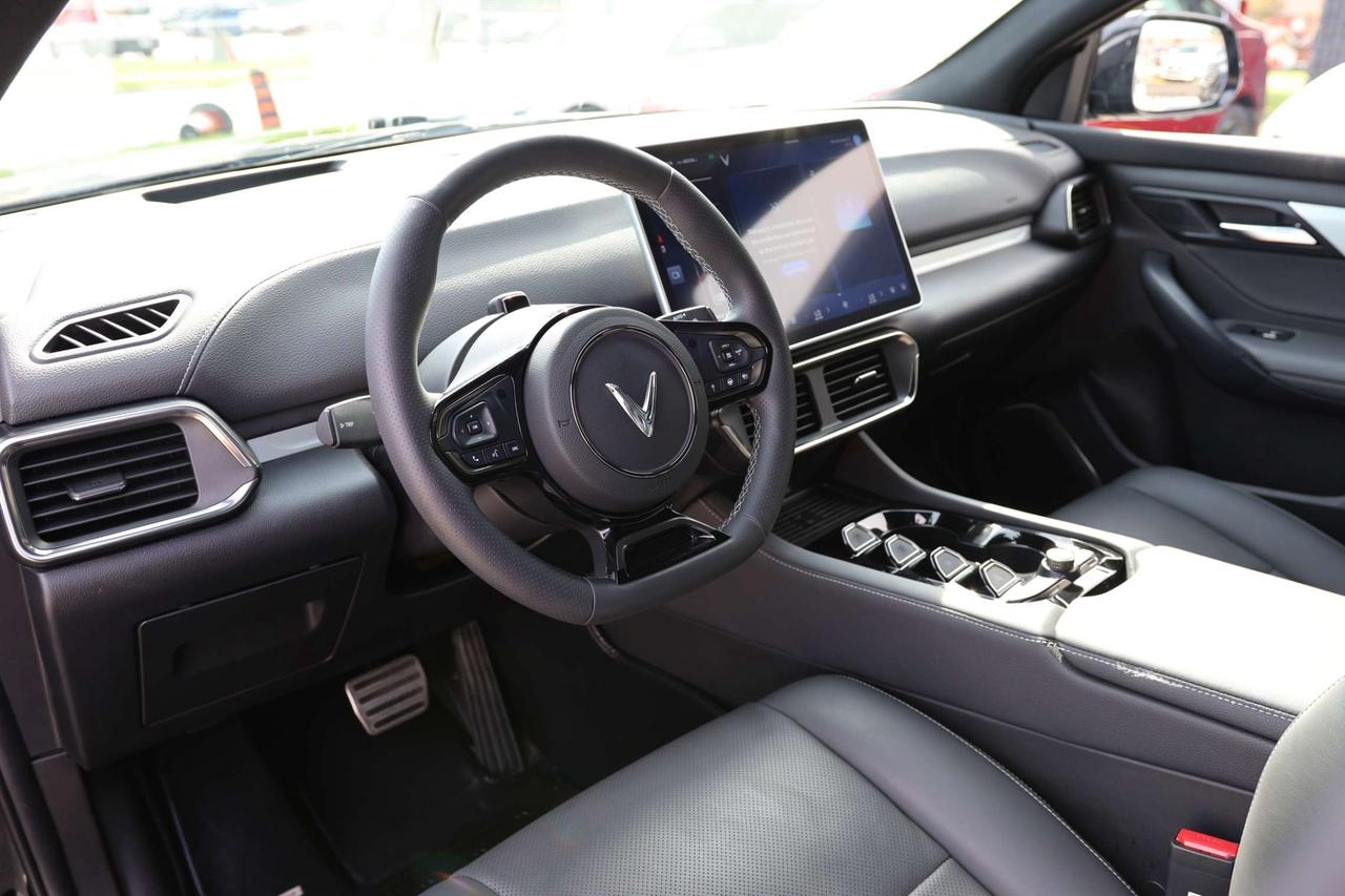 2025 VinFast VF 8 PLUS-AWD/360CAM/NAV/ADAPT CRUISE/HUD/BLIS/LKA/FCW/LEATHER/H&C SEATS/KEYLESS/CARPLAY/PANO ROOF Photo