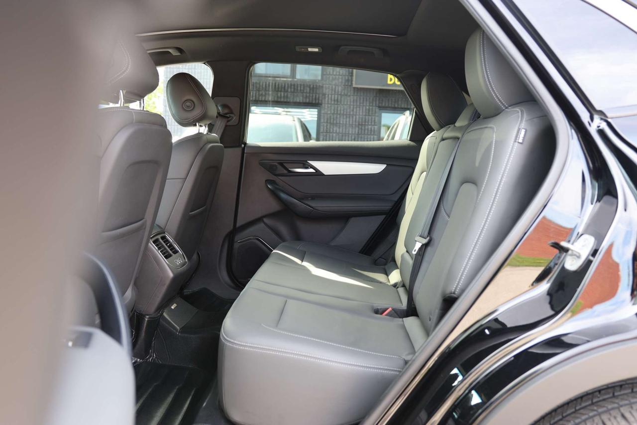 2025 VinFast VF 8 PLUS-AWD/360CAM/NAV/ADAPT CRUISE/HUD/BLIS/LKA/FCW/LEATHER/H&C SEATS/KEYLESS/CARPLAY/PANO ROOF Photo