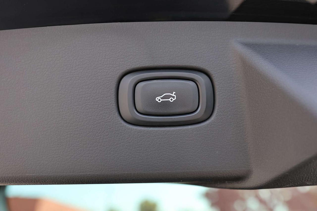 2025 VinFast VF 8 PLUS-AWD/360CAM/NAV/ADAPT CRUISE/HUD/BLIS/LKA/FCW/LEATHER/H&C SEATS/KEYLESS/CARPLAY/PANO ROOF Photo