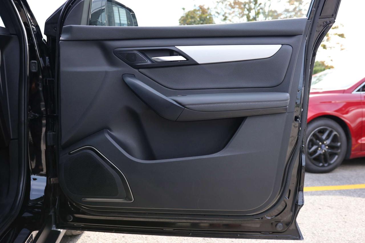 2025 VinFast VF 8 PLUS-AWD/360CAM/NAV/ADAPT CRUISE/HUD/BLIS/LKA/FCW/LEATHER/H&C SEATS/KEYLESS/CARPLAY/PANO ROOF Photo