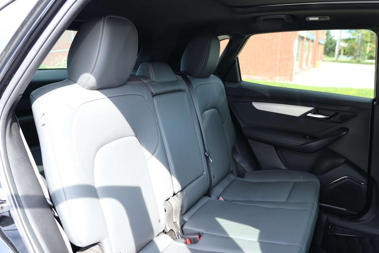 2025 VinFast VF 8 PLUS-AWD/360CAM/NAV/ADAPT CRUISE/HUD/BLIS/LKA/FCW/LEATHER/H&C SEATS/KEYLESS/CARPLAY/PANO ROOF Photo
