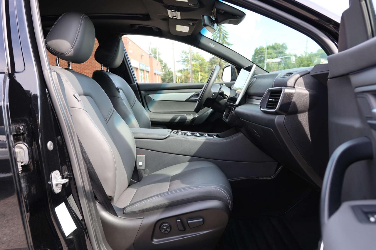 2025 VinFast VF 8 PLUS-AWD/360CAM/NAV/ADAPT CRUISE/HUD/BLIS/LKA/FCW/LEATHER/H&C SEATS/KEYLESS/CARPLAY/PANO ROOF Photo