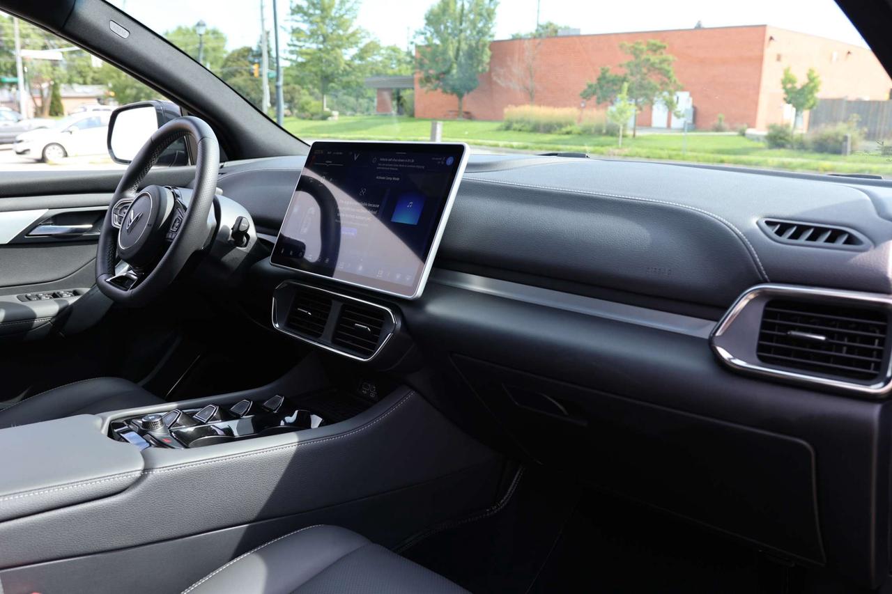 2025 VinFast VF 8 PLUS-AWD/360CAM/NAV/ADAPT CRUISE/HUD/BLIS/LKA/FCW/LEATHER/H&C SEATS/KEYLESS/CARPLAY/PANO ROOF Photo